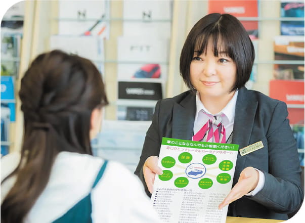 お客様対応中の女性